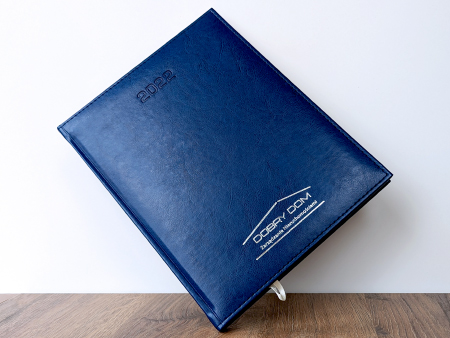 kalendarz_ksiazkowy_z_tloczeniem_folia