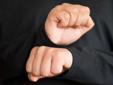 dlonie_zacisiniete_w_piesci